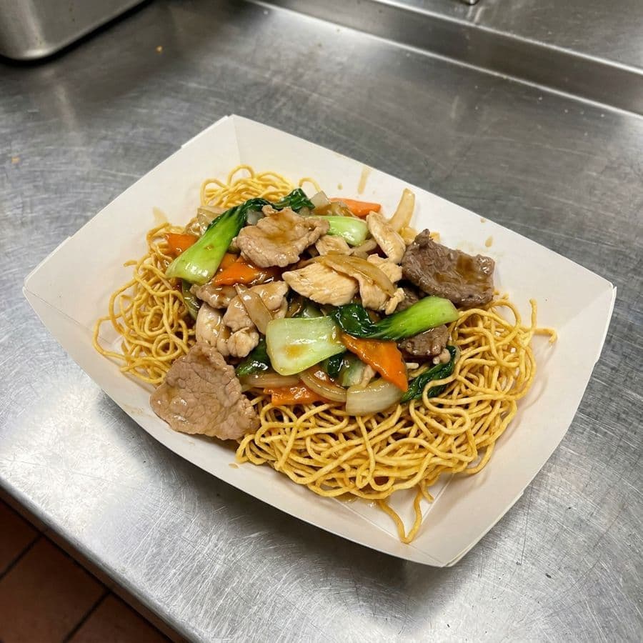 2E. Crispy Pan-Seared Egg Noodle Topped with Meat and Vegetables / Mì xào giòn