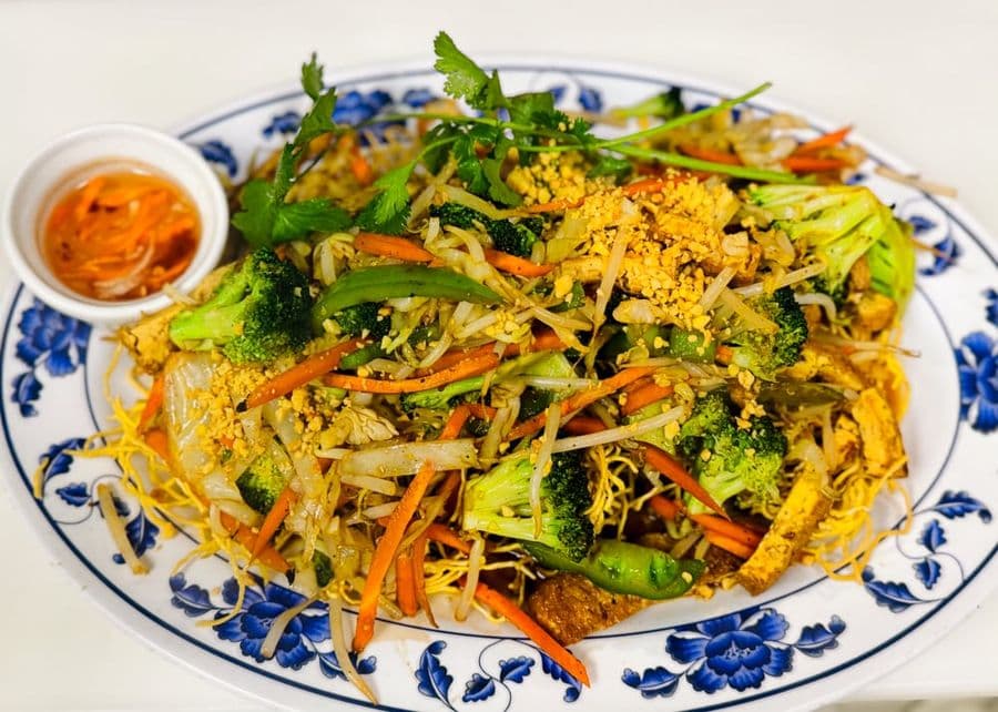 2C. Crispy Noodles Stir-Fried with Tofu & Veggies / Mì xào giòn với đậu hũ và rau