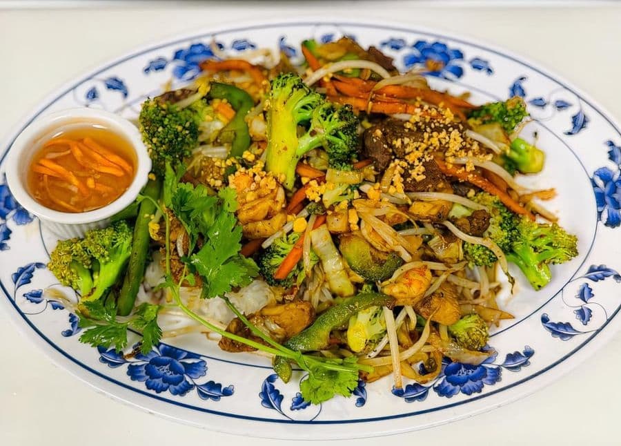 3E. Rice Noodles Stir-Fried with Meat and Vegetables / Hủ tiếu xào
