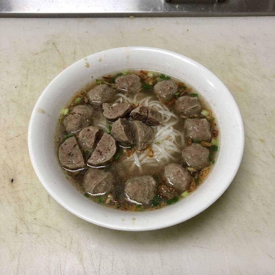 4P. Noodle Soup with Eye Round Steak & Meat Balls / Phở tái bò viên