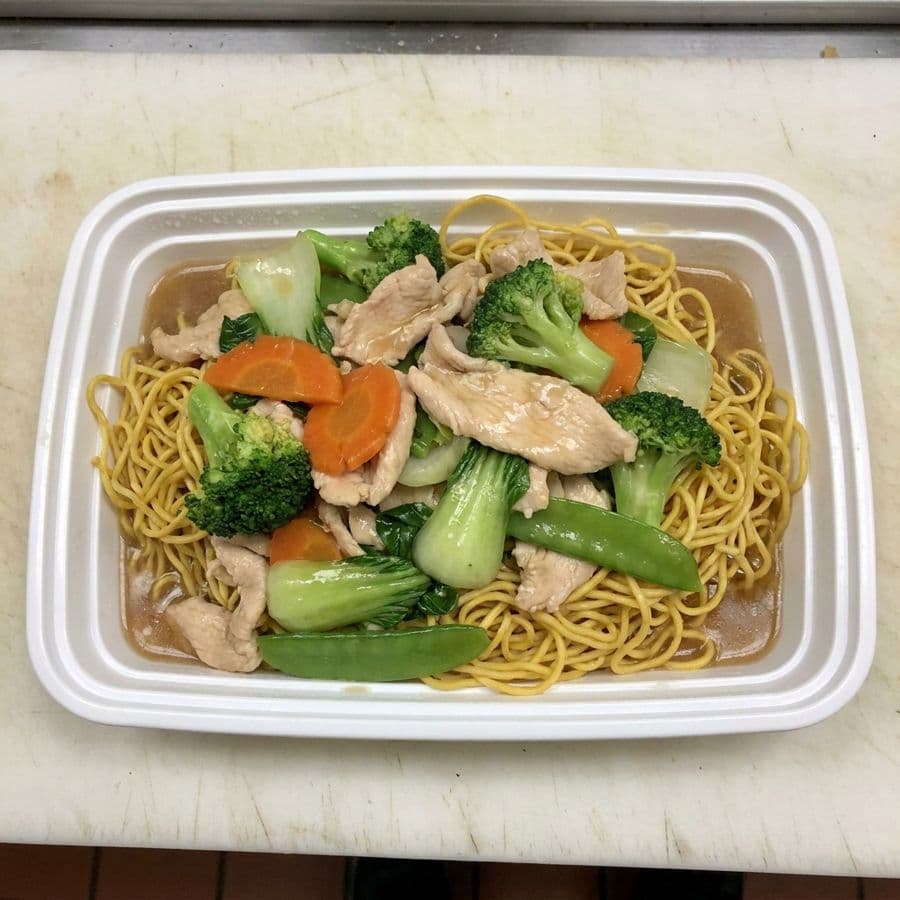 1E. Pan Egg Soft Noodles Topped with Meat & Vegetables / Mì xào mềm