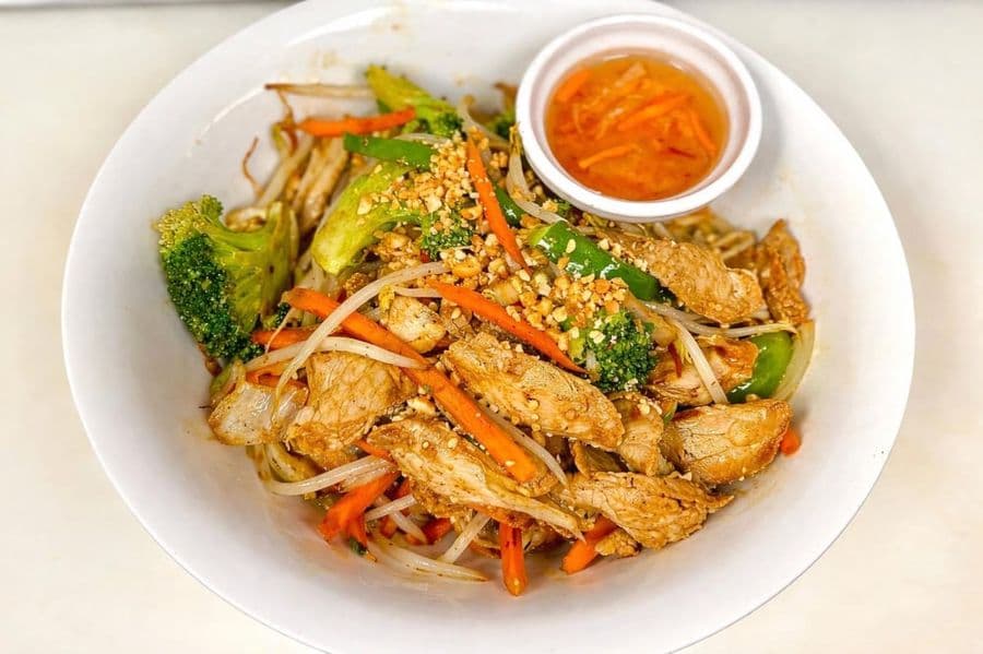 6V. Chicken Stir-Fried with Vegetables / Bún xào gà