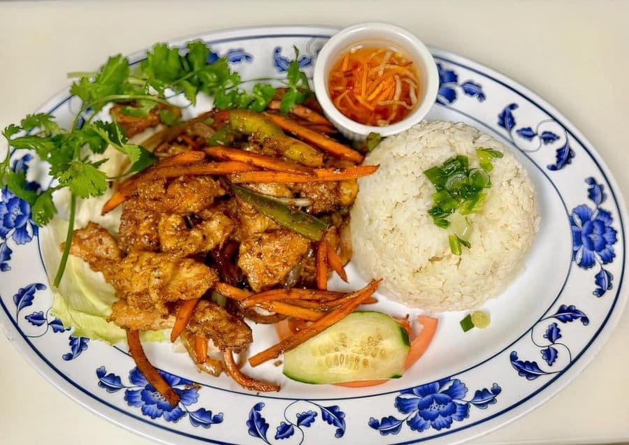 4R. Lemon Grass Chicken Wok-Seared with Vegetables / Cơm gà xào sả ớt