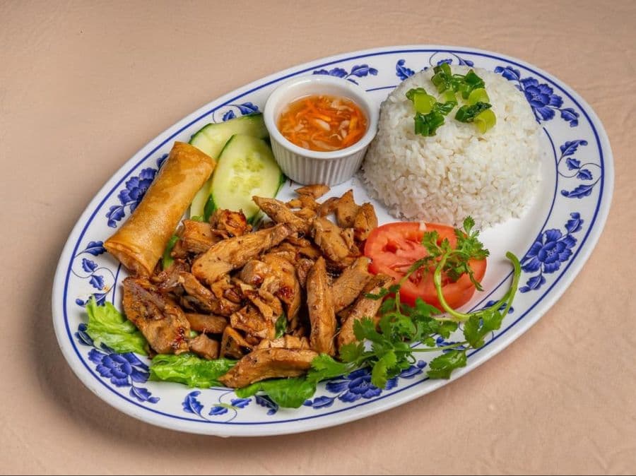 1R. Grilled Breast Chicken, Egg Roll & Vegetables / Cơm gà nướng