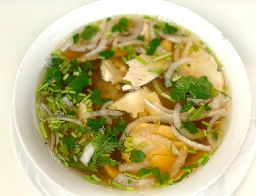 8P. White Meat Chicken Noodle Soup / Phở gà